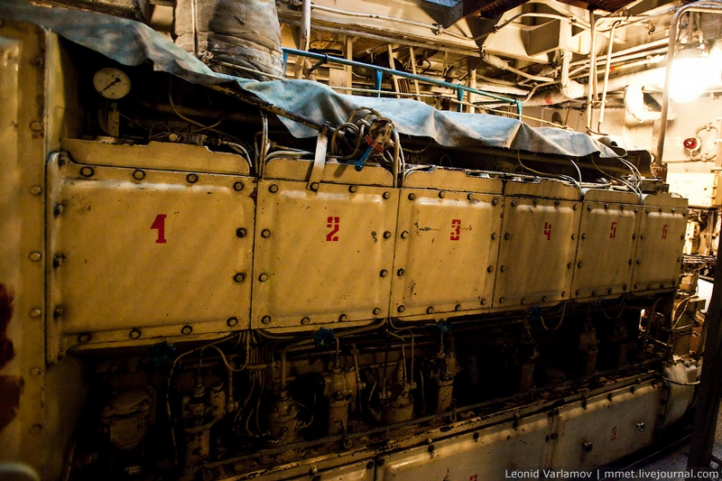 Illustration for article titled Inside a 132,000-gallon Russian oil tanker